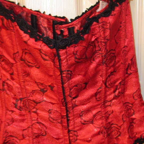 Beautiful Red/Black Tapestry Corset Bustier - Picture 2 of 4